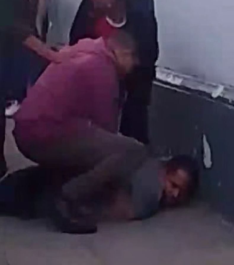 El momento en que golpean al presunto abusador, en la zona del Cementerio de Lomas de Zamora.