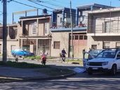 La Policía junto al cuerpo, tapado con una sábana.