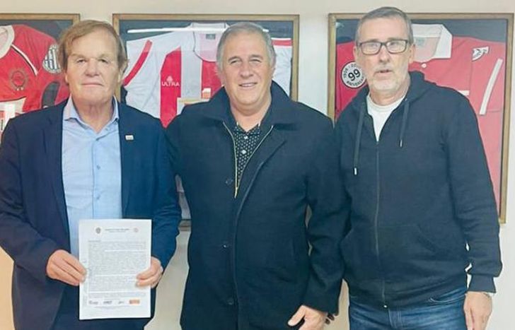 DAngelo, junto al presidente del club Osvaldo Fernández.