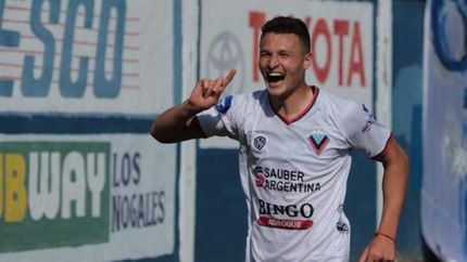El goleador de Brown de Adrogué, una de las figuras del mercado.