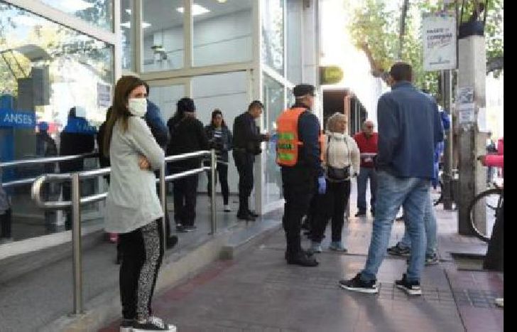 Funcionan talleres mecánicos y bancos con actividad regulada.