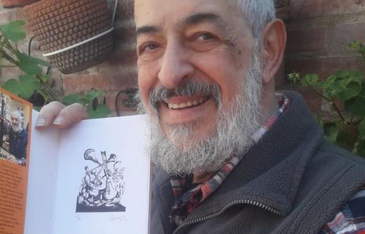 Mauricio, feliz con su libro.