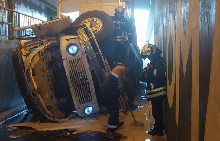 El camión volcó dentro del túnel y el tránsito quedó bloqueado.