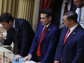 La tensión comenzó dentro del recinto.