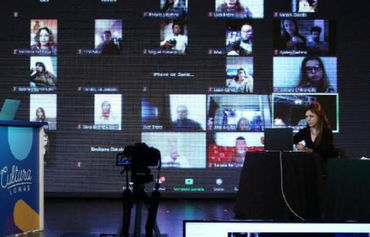 Las clases están a cargo de profesores de centros culturales.