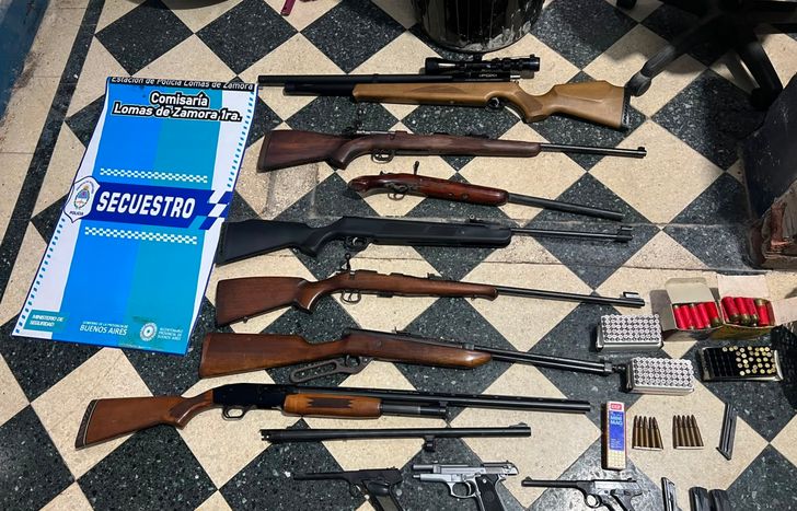 El arsenal de armas de fuego incautadas al acusado.