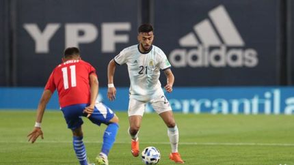 González y Almirón, los goleadores del primer tiempo.