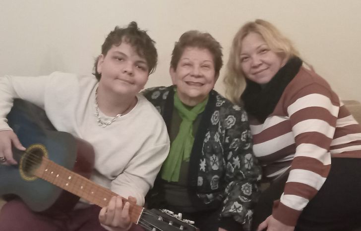 Rosa Antonia Galarza (medio) llegó a Lomas a los 11 años.