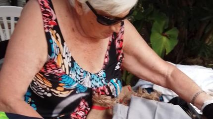 Álida ya trabaja en la clasificación de la ropa para donar.