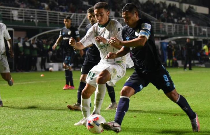 Perales y Acosta forcejean por la pelota.
