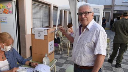 Cinco minutos antes que se cierren los comicios, fue a votar.