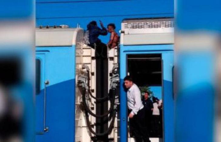 Viajaba en el techo de la formación.