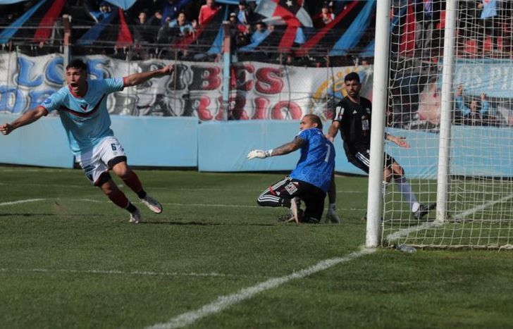 Heredia aprovechó una jugada de pelota parada.