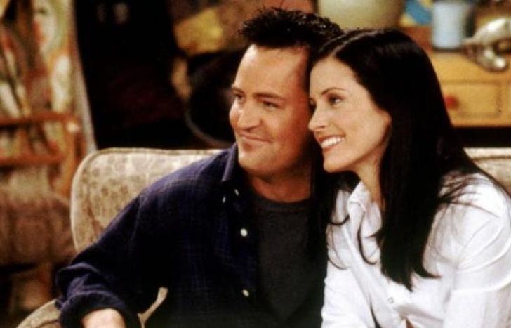 Chandler y Monica, en una escena de Friends.