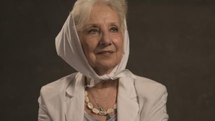 Cuenta con el testimonio de Estela de Carlotto.