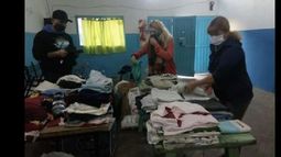 en pleno trabajo de clasificación.