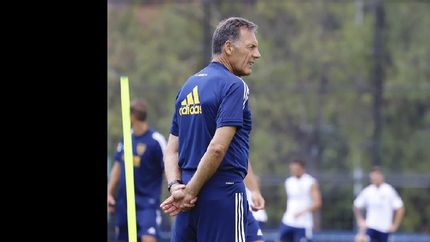 Russo y Riquelme serán los encargados de decidir si Tevez sigue en Boca.
