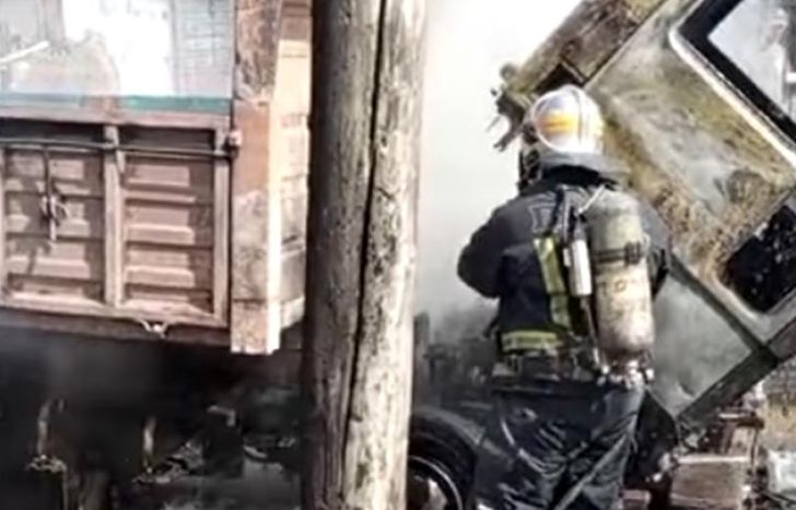 Un bombero apaga el fuego en el camión.