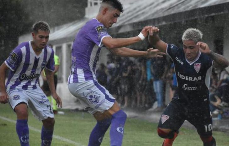 Bajo la lluvia, Salega procura llevarse la pelota.