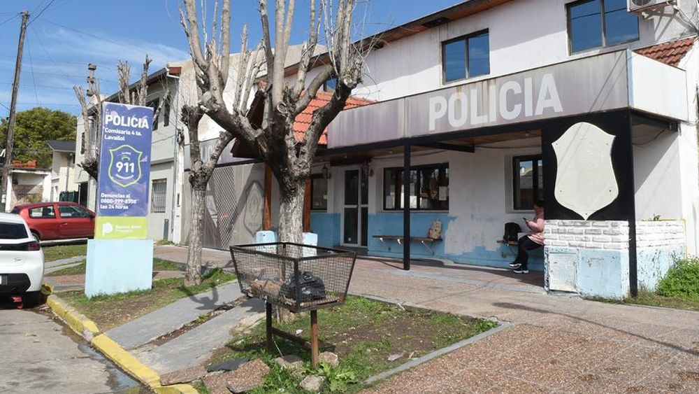 Efectivos de la Comisaría 4ta de Lomas asistieron al lugar del trágico episodio.