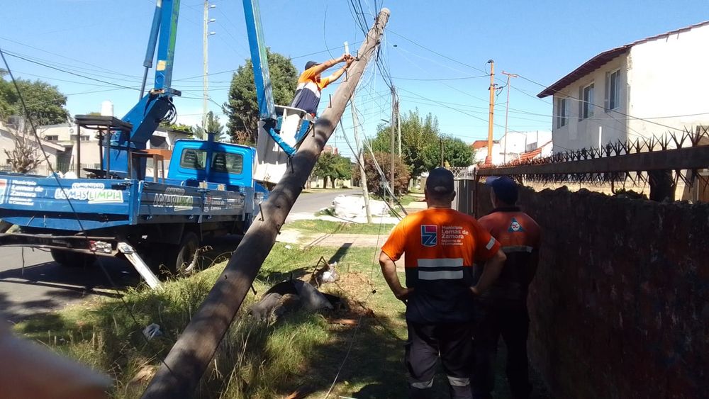 El auto chocó contra un poste y lo derribó. El auto chocó contra un poste y lo derribó.