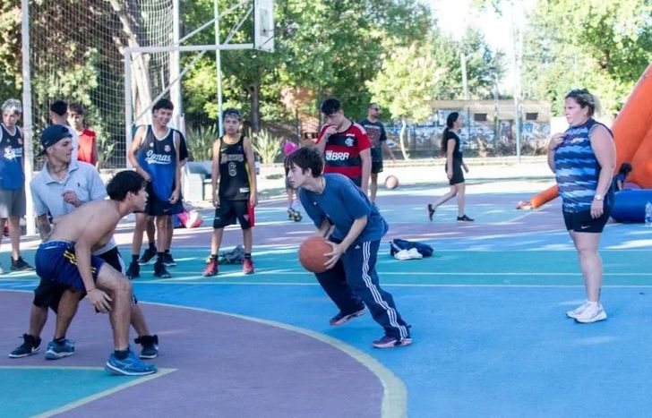 El básquet 3x3 se juega con tres jugadores por equipo en una media cancha.