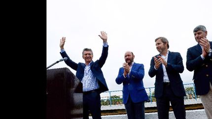 Télam 22/04/2016 Formosa: El presidente Mauricio Macri, encabezó un acto junto al gobernador formoseño, Gildo Insfrán, en la localidad de Clorinda, donde anunció la construcción de una planta potabilizadora de agua. Macri fue recibido con muestras de afecto, por parte de los habitantes.  Foto: Presidencia de la Nación/Télam/ddc