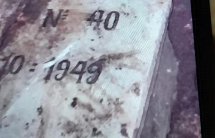 Parte de la urna con tapa de mármol.