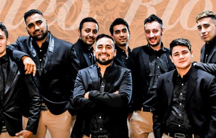 Junto a su banda.