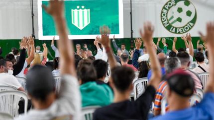 Hubo aproximadamente 400 socios en la asamblea.