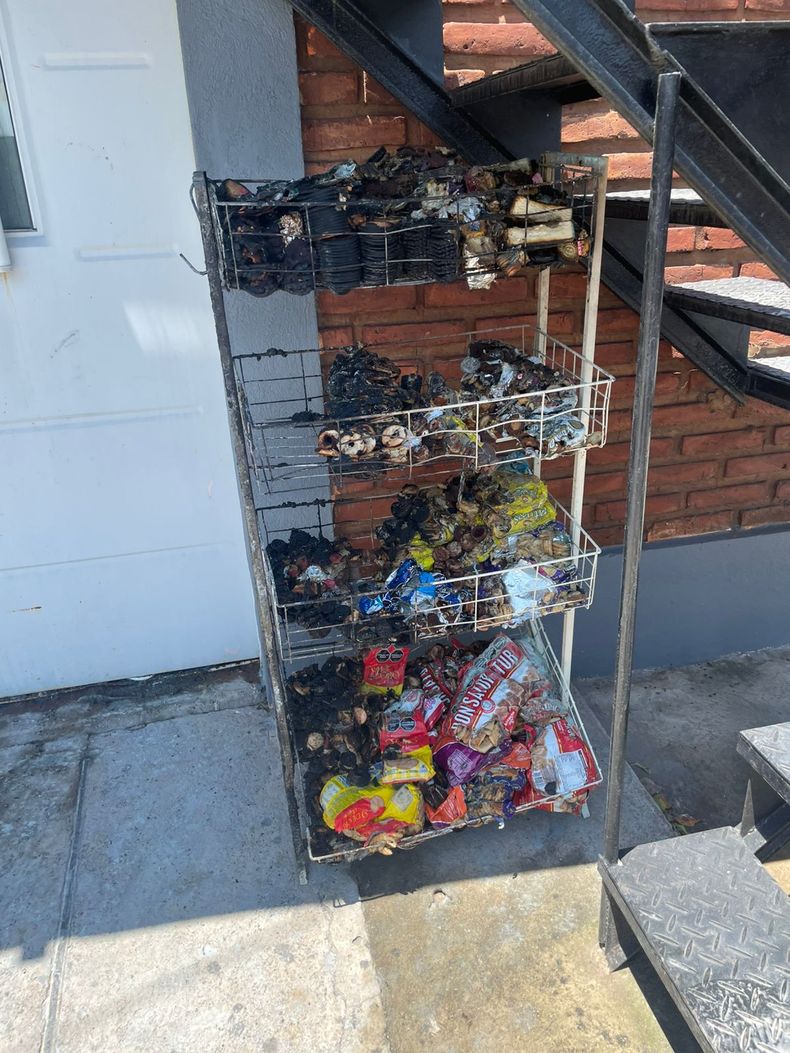El almacén, ubicado en Barrio Odisa, perdió gran parte de la mercadería a causa del fuego.