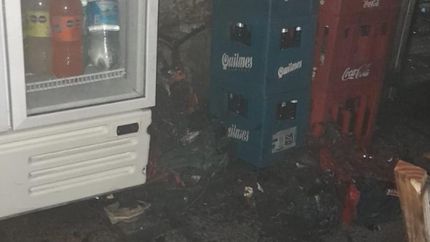 El cortocircuito ocurrió muy cerca de una heladera y cajones de plástico.