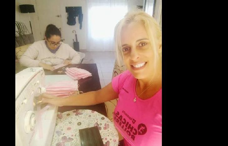 algunas mamis no sabían coser y aprendieron para sumarse al proyecto solidario.
