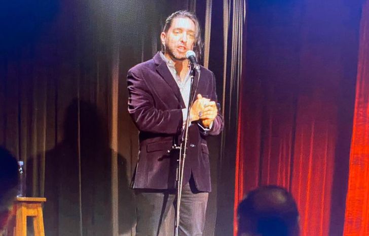 Se papel en la piel de un host de un show de Stand Up.