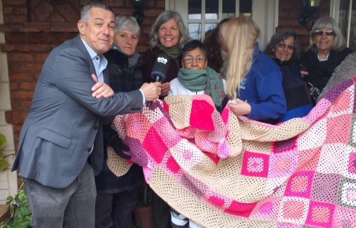 Las tejedoras y las costureras juntas por los chicos del hospital.