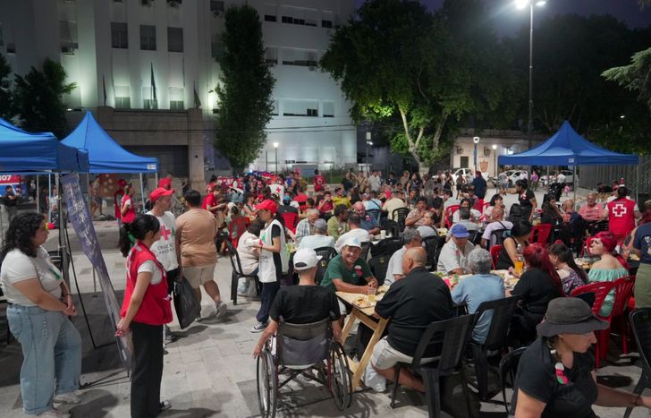 Más de 150 personas tuvieron su cena de Navidad en la Plaza Grigera.