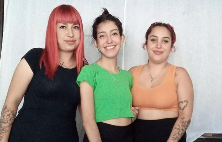 Las chicas en pleno preparativos para la inauguración de este sábado a las 16.