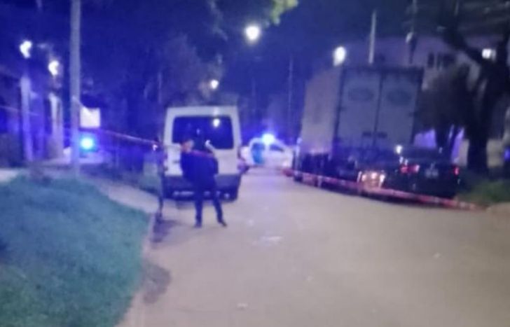 Operativo policial en el lugar del crimen.