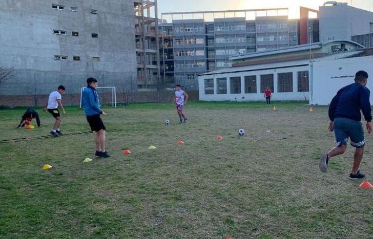 Los jóvenes incorporaron la práctica del fútbol a sus actividades