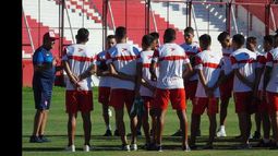 Aníbal Biggeri dialoga con los jugadores antes de iniciar la práctica en el Gallardón.
