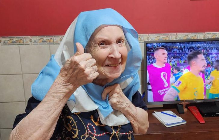 Edith, a sus 91 años, le hace el aguante a la Selección. Desea el campeonato como todos.