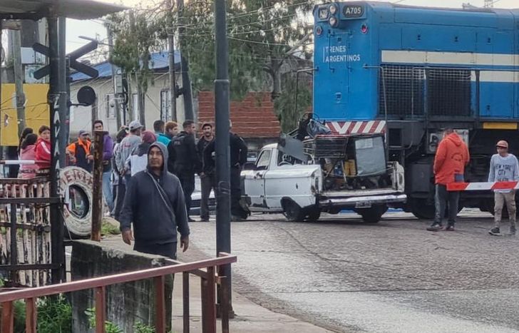 El automovilista cruzó con la barrera baja.