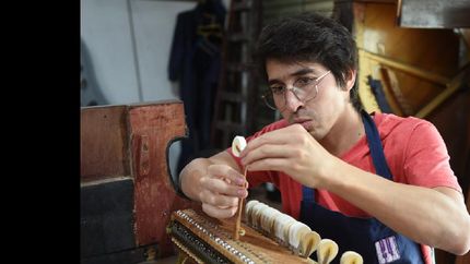 el oficio de reparar y afinar pianos, en las manos de gabriel quina el oficio de reparar y afinar pianos, en las manos de gabriel quina