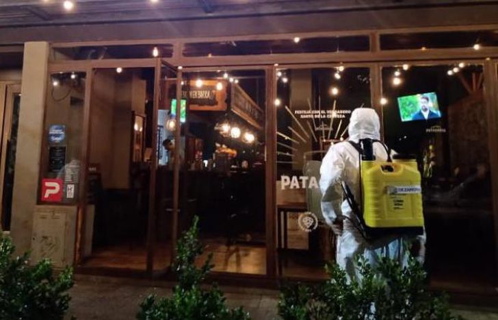 Siguen las desinfecciones nocturnas en los polos gastronómicos.