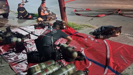 Fuerte operativo de los Bomberos para apagar el incendio en Lanús.