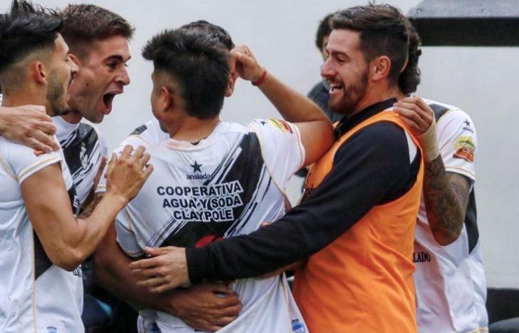 Claypole se hizo fuerte en los penales, derrotó a Real Pilar y sueña con el ascenso.