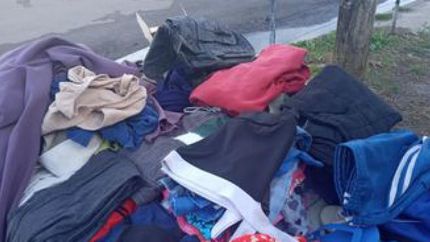 Hay ropa de niños y adultos a precios muy bajos.