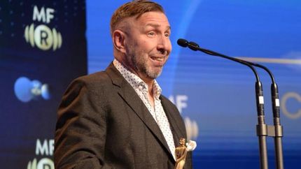 El periodista con su estatuilla.