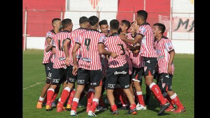 Los chicos de Los Andes se abrazan y festejar tras golear 3-0 al Celeste.