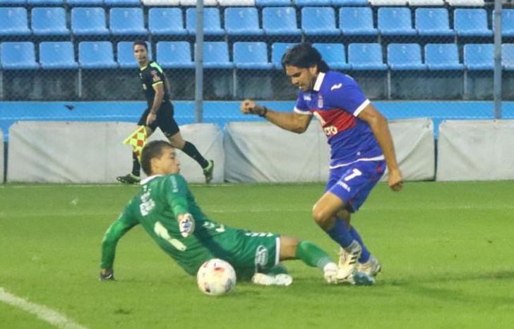 Magnín elude a Papaleo y convierte su primer gol.